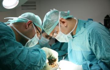 Tratamiento del cáncer de pulmón Cirujanos operando a un paciente con cáncer de pulmón