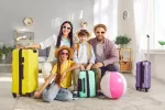 Convivencia familiar sana en las vacaciones de verano Familia de dos adultos, niño y niña con las maletas listas para el verano dentro de casa