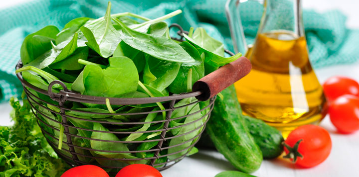 Aceite de oliva y verduras de hoja verde