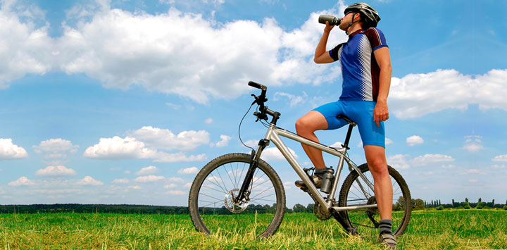 Qué deben beber los ciclistas