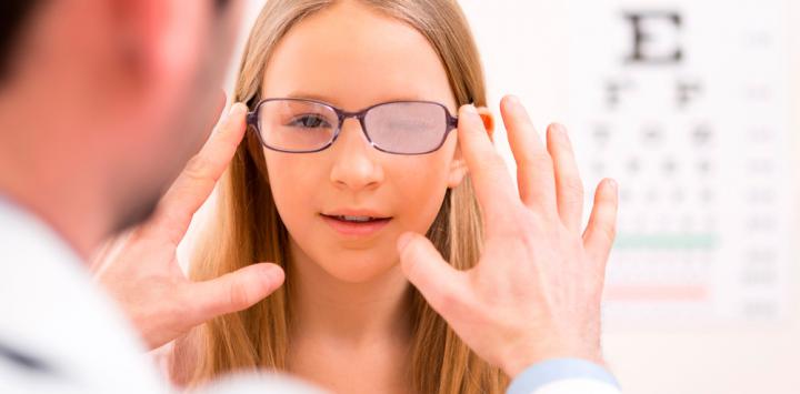 Humilde Visualizar Ondular Unas gafas electrónicas ayudan a corregir el ojo vago