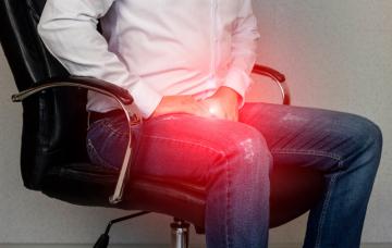 Síntomas del cáncer de testículo Hombre con signos de dolor testicular