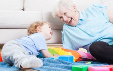 Abuela juega con nieto bebé Disfruta con tu nieto cuando aún es un bebé
