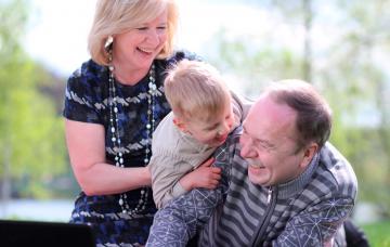 Abuelos canguro Unos abuelos juegan con su nieto