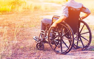 Distrofia muscular de Duchenne Afectado por distrofia muscular de Duchenne en silla de ruedas