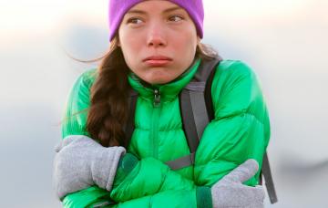 Qué es la hipotermia Mujer con hipotermia