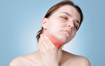 Laringitis Mujer con laringitis