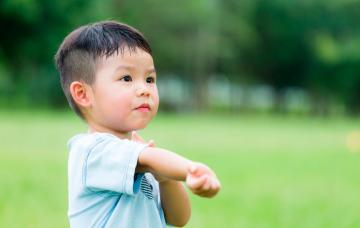 Leishmaniasis Niño con picor en el brazo a causa de la l posible leishmaniasis
