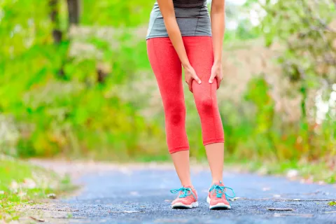 Mujer con agujetas después de hacer deporte