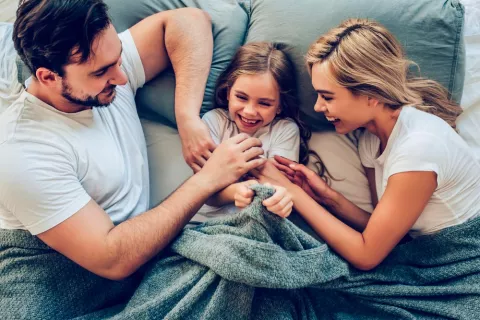 Familia haciéndose cosquillas