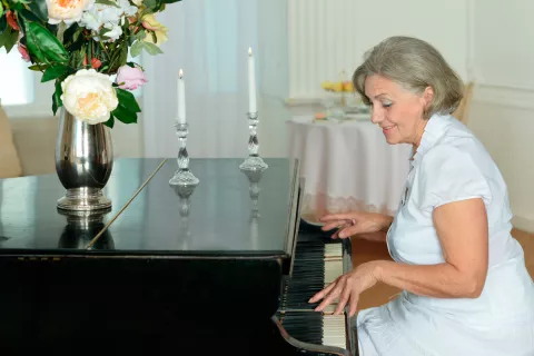 Los ejercicios con música de piano ayudan a reducir las caídas en mayores