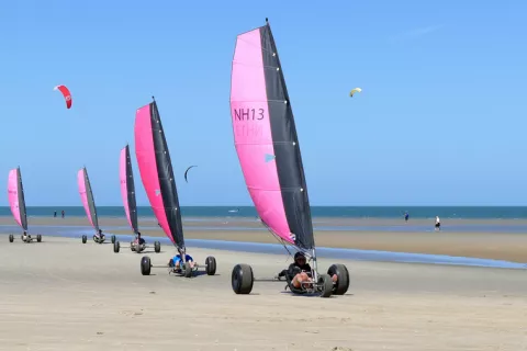 Personas practicando el landsailing