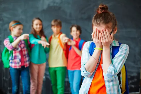 Alumnos haciendo bullying a una compañera