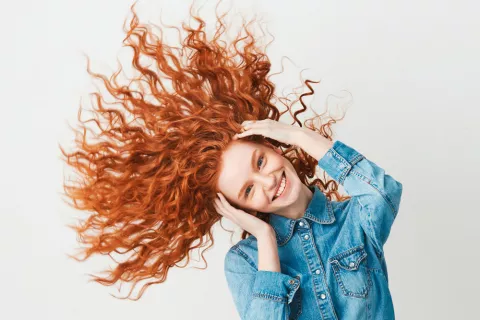 Chica con el pelo rizado