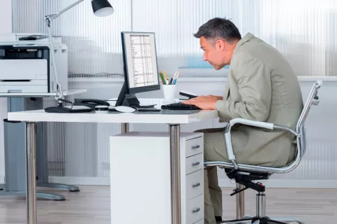 Trabajador sentado en su oficina