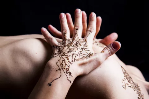 Manos con tatuajes de henna negra