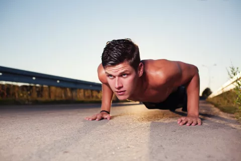 Hombre joven entrenando al aire libre