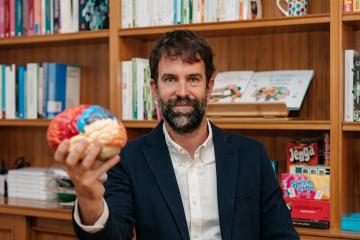 Rafa Guerrero, psicoterapeuta, con un cerebro en la mano