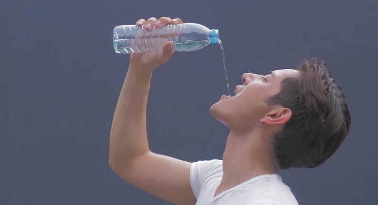 Mantente hidratado este verano y sirve agua con infusiones de