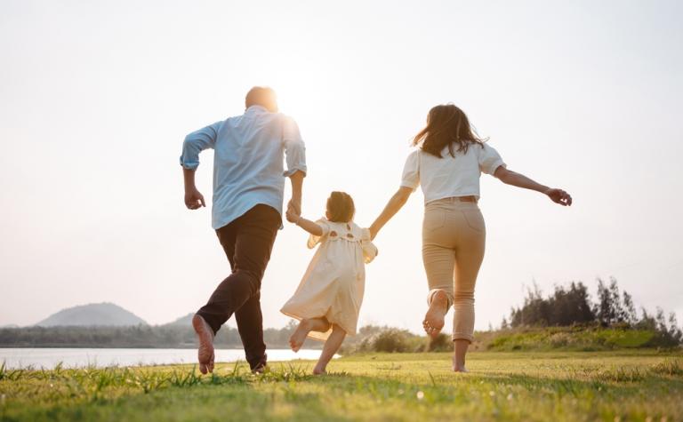 Familia jugando despreocupada en el campo