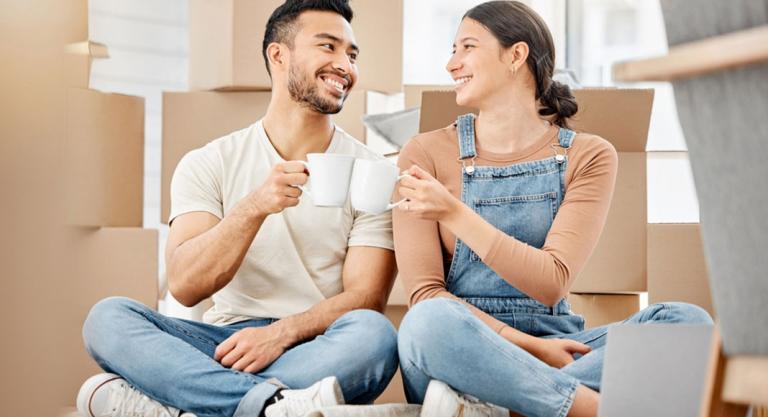 Pareja tomando un café de forma relajada