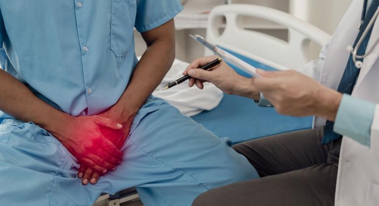 Un doctor examinando a un paciente con dolor testicular