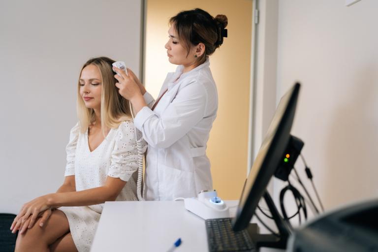 Mujer realizándose una prueba en el cabello