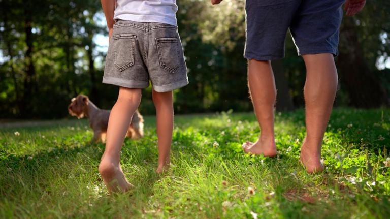 Padre e hijo caminando juntos por la hierba