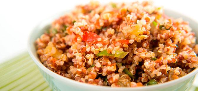 Tabulé de quinoa, aguacate y salmón