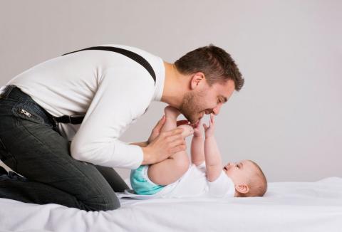 Un padre hace carantoñas a su bebé
