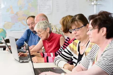 Personas mayores en un curso de formación en nuevas tecnologías