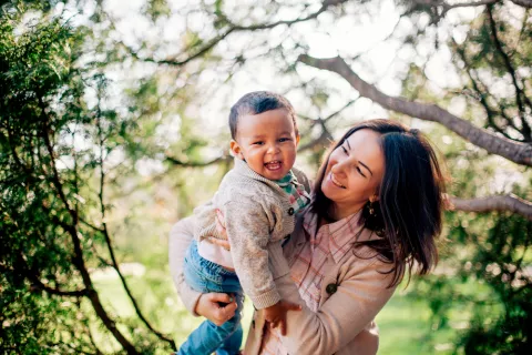 Madre adoptiva recoge al niño adoptado en su país