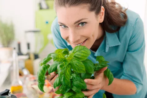 Mujer tomando albahaca