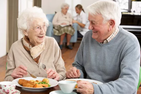 Alimentación de dos pacientes de párkinson