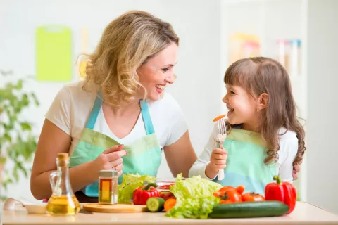 Madre hablando de alimentación en la dieta infantil