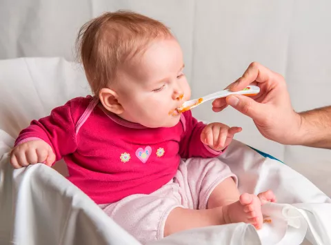 Bebé comiendo potitos