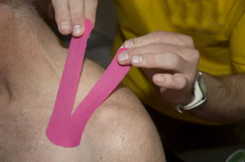 Aplicación del kinesiotaping en la piel