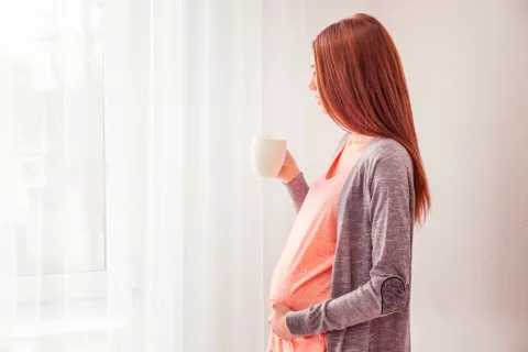 Mujer embarazada tomando una infusión