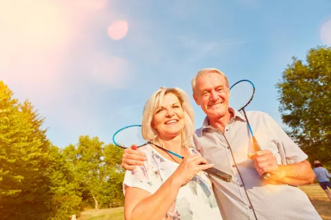 Pareja mayor jugando al bádminton