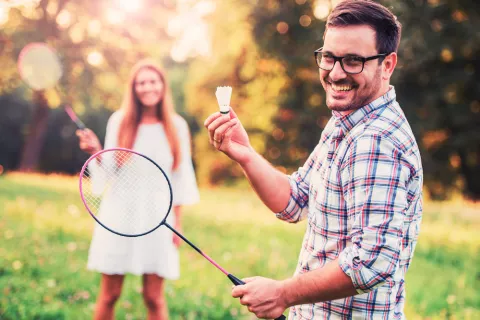 Pareja jugando al bádminton