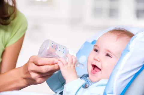 Mamá dando agua a su bebé