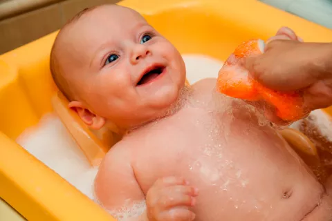 Bebé bañándose en su bañerita