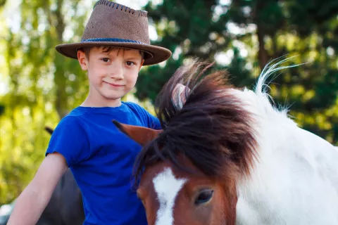 Niño junto a un poni