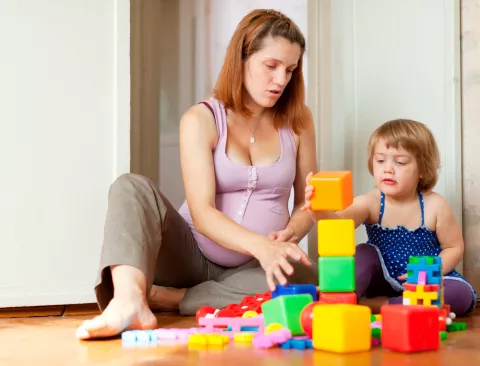 Madre jugando con su hija