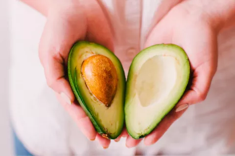 Beneficios del aguacate para la salud y contraindicaciones de consumo