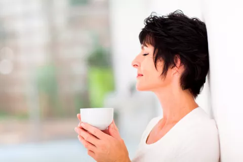 mujer tomando una infusión de amla