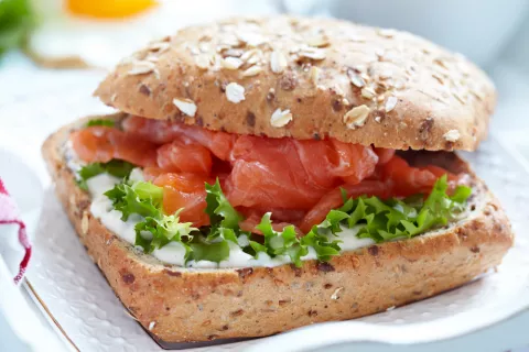 Bocadillo de salmón con lechuga