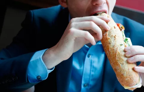 Comer de bocadillo en el trabajo (de forma sana)