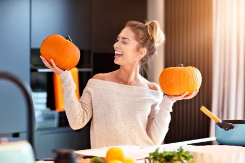 Mujer con una calabaza