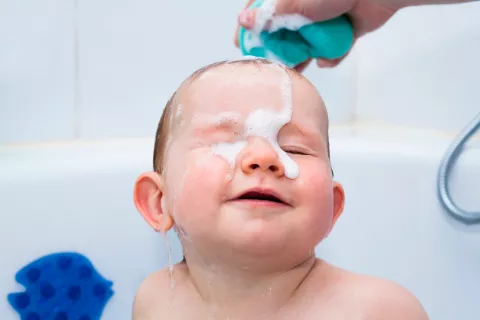 Un bebé disfrutando del baño